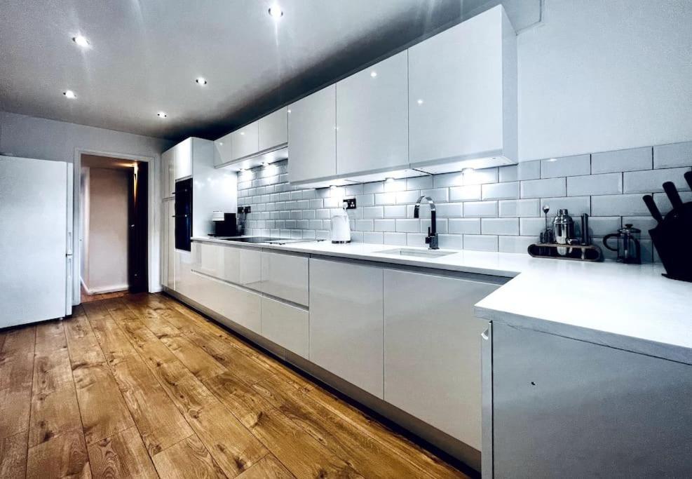 Willa Entire Modern House In Tamworth - 2 Double Beds + Free Parking Zewnętrze zdjęcie