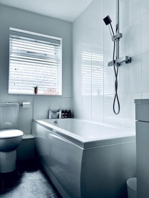 Willa Entire Modern House In Tamworth - 2 Double Beds + Free Parking Zewnętrze zdjęcie