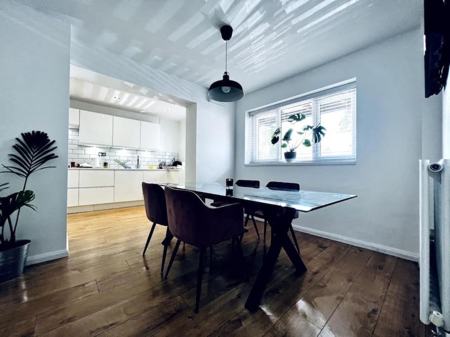 Willa Entire Modern House In Tamworth - 2 Double Beds + Free Parking Zewnętrze zdjęcie